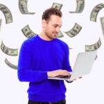 Pessoa usando notebook com notas de dólar voando ao redor, representando ganhos financeiros com campanhas de remarketing.