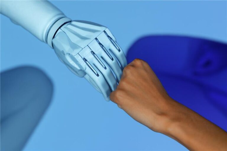 Mão humana cumprimentando mão robótica em gesto de parceria, simbolizando a união entre automação e atendimento humanizado para aumentar vendas.
