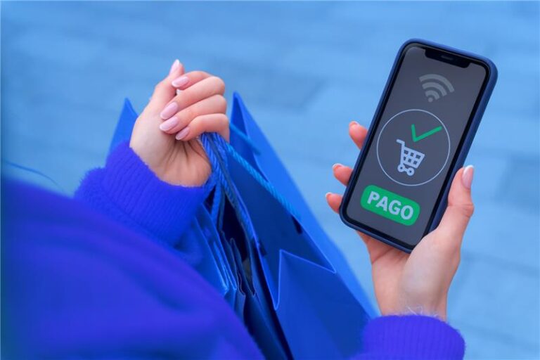 Pessoa segurando sacolas de compras e um celular com tela de pagamento concluído, representando praticidade e eficiência nos negócios digitais com automação.