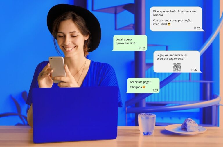 Pessoa sorridente usando o celular enquanto recebe mensagens automáticas de vendas no WhatsApp, representando a estrutura de um funil de vendas digital.