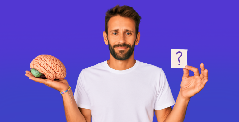 Homem segurando um modelo de cérebro em uma mão e um papel com ponto de interrogação na outra, com leve sorriso e camiseta branca sobre fundo roxo.