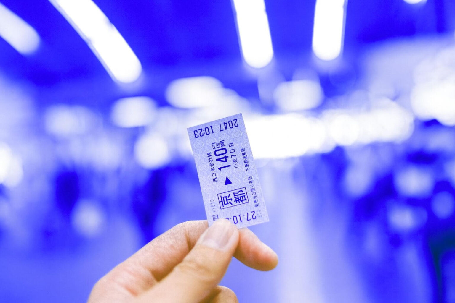 Mão segurando um ticket de entrada, simbolizando produto low ticket.