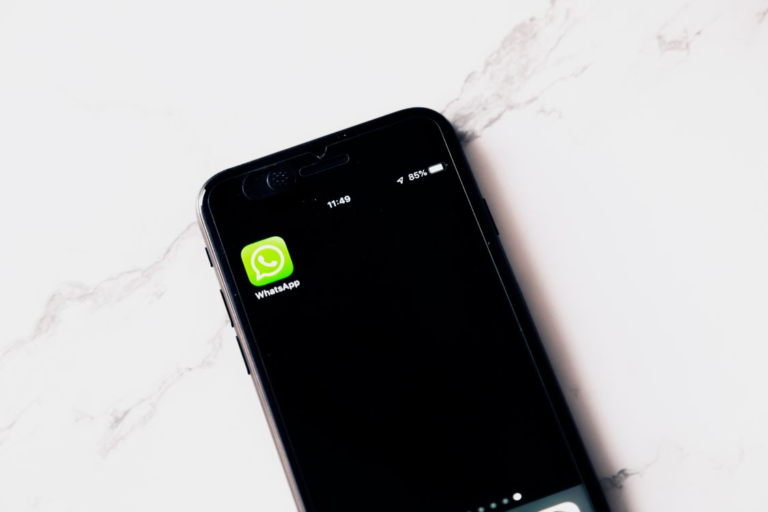 Smartphone exibindo o aplicativo do WhatsApp na tela inicial.