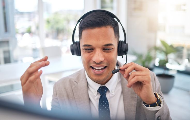 Profissional de atendimento utilizando headset durante uma conversa online com cliente.